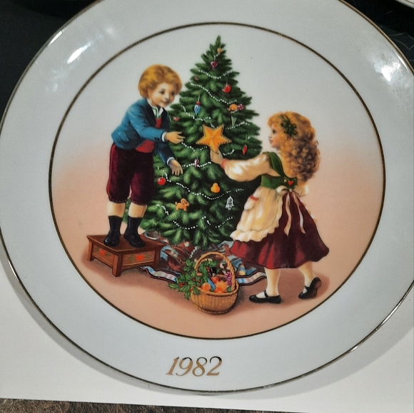 Vintage Christmas Plates with 22K gold trim - Picture 2 of 8